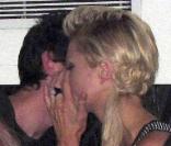Paris Hilton et Adrien Brody, très proches lors de la soirée Fuck Me i'M Famous au Baoli à Cannes lors du 63e Festival de Cannes le 19 mai 2010