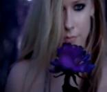 Avril Lavigne présente son nouveau parfum Forbidden Rose, commercialisé  en juillet.