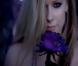 Avril Lavigne présente son nouveau parfum Forbidden Rose, commercialisé en juillet.