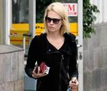 La très belle January Jones, à la sortie d'une station service, à Los Angeles, le 3 juin 2010.