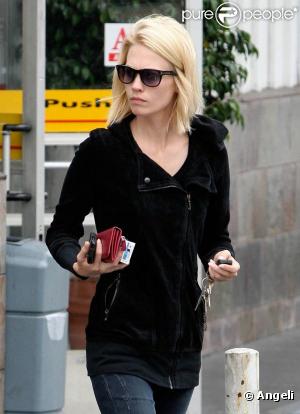 La très belle January Jones, à la sortie d'une station service, à Los Angeles, le 3 juin 2010.