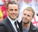 Robbie Williams et Gary Barlow à l'occasion du 2010 Soccer Aids Match, au stade d'Old Trafford, à Manchester, le 6 juin 2010.