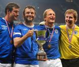 Michael Sheen et Woody Harrelson à l\'occasion du 2010 Soccer Aids Match, au stade d\'Old Trafford, à Manchester, le 6 juin 2010.
