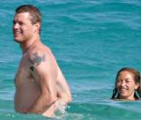 Quand il n'opère pas, Eric Dane alias Dr Glamour profite des baignades en amoureux. 
