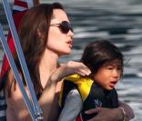 Moment de tendresse entre Angie et Pax 