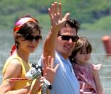 Loin d'Hollywood, Tom et Katie emmènent la petite Suri sur les plages brésiliennes. 