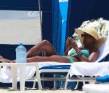 Kelly Rowland se détend sur la plage de Miami, mais ne lâche pas son téléphone