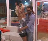 Flo-Gaga a disparu et a laissé place à un homme avide de contacts physiques... Voilà Florian qui se frotte à Cindy !