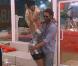 Flo-Gaga a disparu et a laissé place à un homme avide de contacts physiques... Voilà Florian qui se frotte à Cindy !