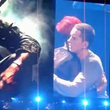 Le 14 juin 2010, Rihanna invitait Eminem sur la scène du Staples Center pour interpréter <i>I Love the way you lie</i>, duo extrait du nouvel album du rappeur, <i>Recovery</i>.