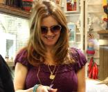 Kelly Preston et sa fille Ella Bleu font du shopping à Rio de Janeiro le 16 juin 2010