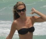 Molly Sims au soleil dans un bikini sexy, pour commencer l'été en beauté ! 