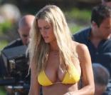 Brooklyn decker au soleil dans un bikini sexy, pour commencer l'été en beauté ! 