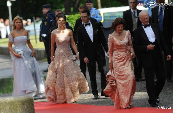 Vendredi 18 juin, à la veille de leur mariage, Victoria de Suède et Daniel Westling accueillaient de prestigieux convives pour un banquet en leur honneur. Photo : Avec Madeleine, Carl Philip et le couple royal.
