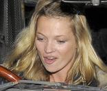 Kate Moss fait mumuse avec son nouveau jouet, un taxi