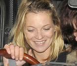 Kate Moss fait mumuse avec son nouveau jouet, un taxi