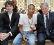 Antoine Arnault, Pharrell Williams, et Yves Carcelle lors du défilé Louis Vuitton à Paris, le 24 juin 2010