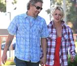 Britney Spears et son compagnon Jason Trawick dans les rues de Calabasas le 25 juin 2010