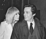Mireille Darc et Alain Delon, en 1975