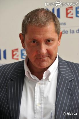 Yves Calvi rejoint RTL, station qui l'avait courtisé en 2008, à la rentrée 2010, pour des interviews matinales...