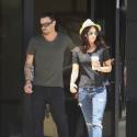 Megan Fox et Brian Austin Green, deux jeunes mariés amoureux et passionnés, qui se câlinent au soleil couchant...