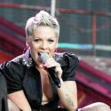 Pink : Transformée en archange, elle survole Londres... avant de sortir jarretière et collants résille !