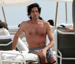 Adrien Brody n'a pas un torse qui fait forcément rêver... 