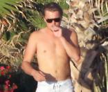 Leonardo DiCaprio a encore un torse d'ado mais qui doit être très confortable... 