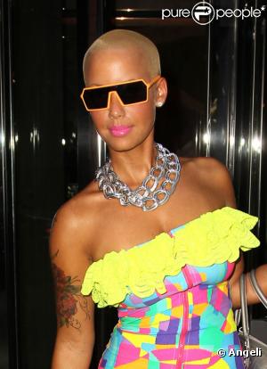 Amber Rose, vêtue d'une tenue 100% fluo, sort de son hôtel new-yorkais, vendredi 2 juillet.