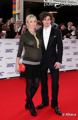 Sam Taylor-Wood enceinte et Aaron Johnson posent avant les National Movie Awards britanniques en mai 2010 