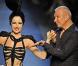 Quand Dita Von Teese crée la surprise chez Gaultier... en se déshabillant sur le podium !