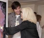 Amanda Lear et son petit-ami lors d'un vernissage à Nice (30 juin 2010)