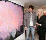 Amanda Lear et son petit-ami lors d'un vernissage à Nice (30 juin 2010)