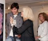Amanda Lear et son petit-ami lors d'un vernissage à Nice (30 juin 2010)