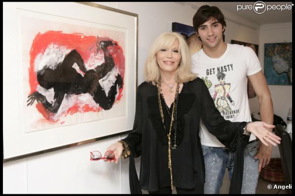 Amanda Lear et son petit-ami lors d'un vernissage à Nice (30 juin 2010)