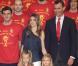 Leonor et Sofia, filles de Felipe et Letizia d'Espagne, sont ravissantes en supportrices de l'Espagne au Palais Royal, à Madrid. 12/07/2010