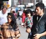 M.I.A, son compagnon Ben Brewer et leur fils Ikhid arrivent au David Letterman show à New York
