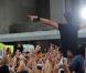 Le 16 juillet 2010, Enrique Iglesias était l'invité du Today Show de la NBC, à New York. Une fan s'en souviendra longtemps !