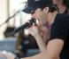Le 16 juillet 2010, Enrique Iglesias était l'invité du Today Show de la NBC, à New York. Une fan s'en souviendra longtemps !
