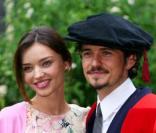 Orlando Bloom reçoit le diplome Honoris Causa de l'université de Kent en Angleterre, le 13 juillet 2010, en compagnie de sa fiancée Miranda Kerr