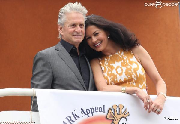 Catherine Zeta-Jones et Michael Douglas visitent un hôpital pour enfants à Cardiff en Grande-Bretagne le 23 juillet 2010