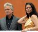Catherine Zeta-Jones et Michael Douglas visitent un hôpital pour enfants à Cardiff en Grande-Bretagne le 23 juillet 2010