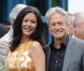 Catherine Zeta-Jones et Michael Douglas visitent un hôpital pour enfants à Cardiff en Grande-Bretagne le 23 juillet 2010