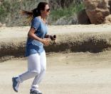 Jennifer Lopez court sur la plage de Los Cabos au Mexique le 23 juillet 2010