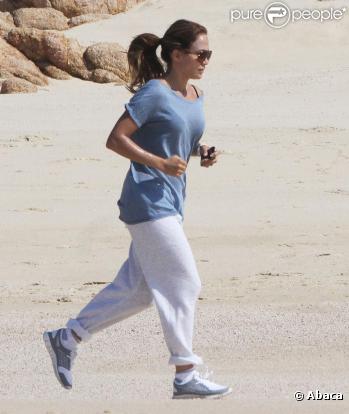 Jennifer Lopez court sur la plage de Los Cabos au Mexique le 23 juillet 2010