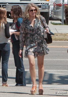 Kristen Bell arrive sur un shooting pour une campagne qui lutte contre le cancer en juillet 2010 à Los Angeles