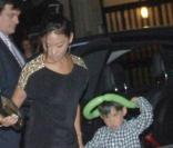 Nicolas Cage et son épouse Alice Kim fêtent leur anniversaire de mariage au restaurant Botafumeiro à Barcelone le 29 juillet 2010 en compagnie de leur fils Kal-El