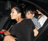 Nicolas Cage et son épouse Alice Kim fêtent leur anniversaire de mariage au restaurant Botafumeiro à Barcelone le 29 juillet 2010 en compagnie de leur fils Kal-El