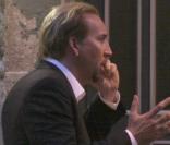 Nicolas Cage et son épouse Alice Kim fêtent leur anniversaire de mariage au restaurant Botafumeiro à Barcelone le 29 juillet 2010 en compagnie de leur fils Kal-El