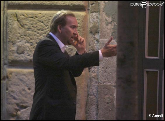 Nicolas Cage et son épouse Alice Kim fêtent leur anniversaire de mariage au restaurant Botafumeiro à Barcelone le 29 juillet 2010 en compagnie de leur fils Kal-El